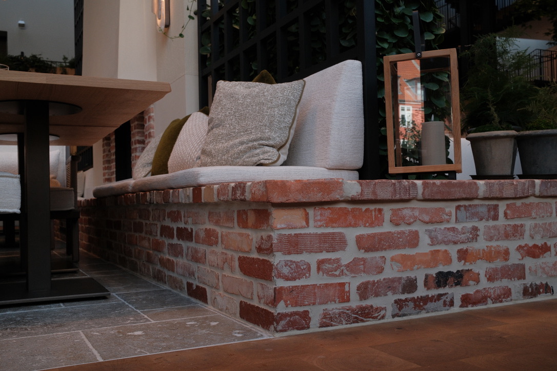 CE5A6E45-AAF6-4EF7-9A1B-3ED412CD1C78_1_105_c